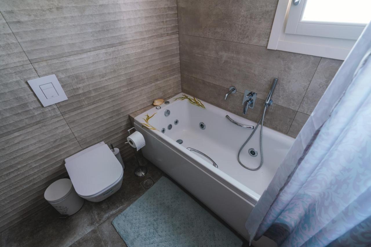Lux House With Outdoor Jacuzzi And Sea View In Santorini Apartment Emporio  Екстериор снимка